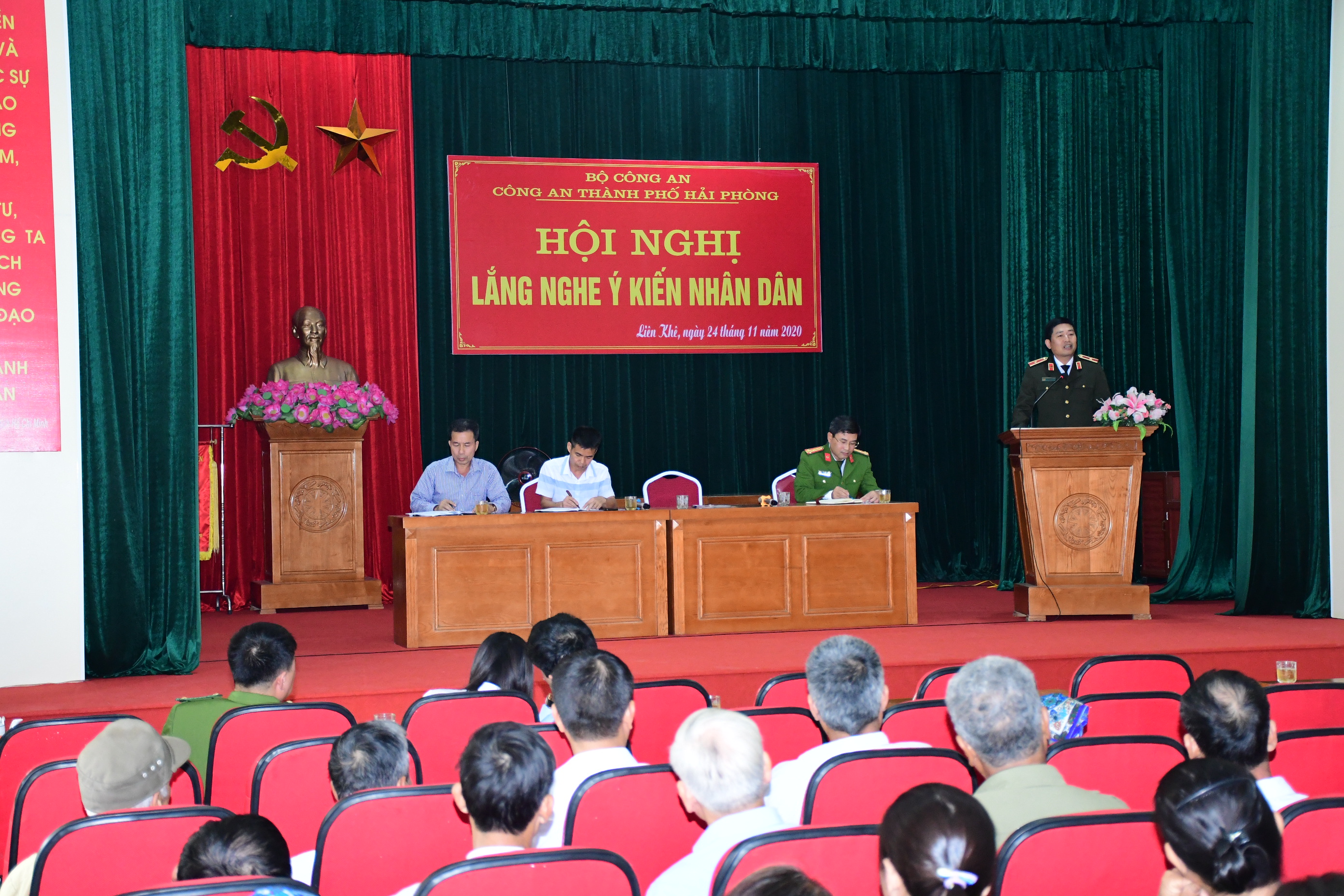 Giám đốc Công an thành phố lắng nghe phản ánh của nhân dân về lực lượng Công an cơ sở tại xã Liên Khê(Thủy Nguyên)